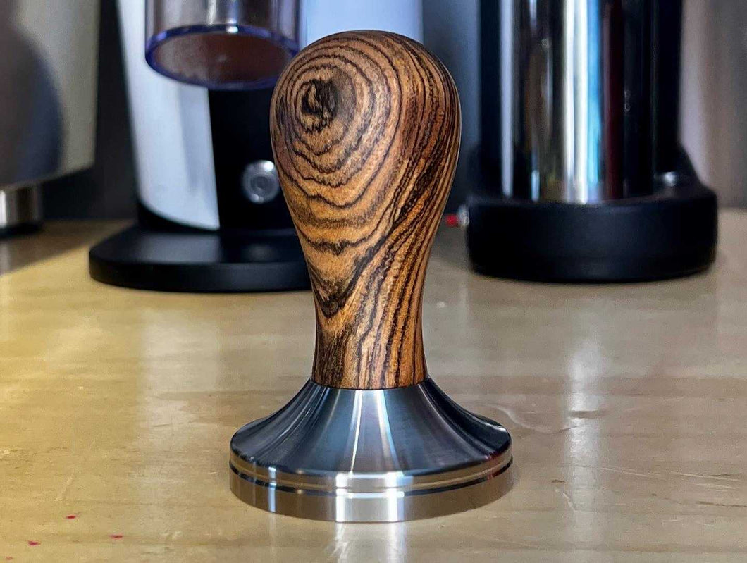 スタンドティー① 58.35mm Espresso Tamper Golden Sandalwood Handle - Barista Tools
